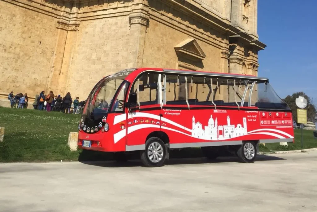 y Autobus 14 posti con batteria al litio 80V 400Ah, predisposto per ricarica 50% in 30 minuti.